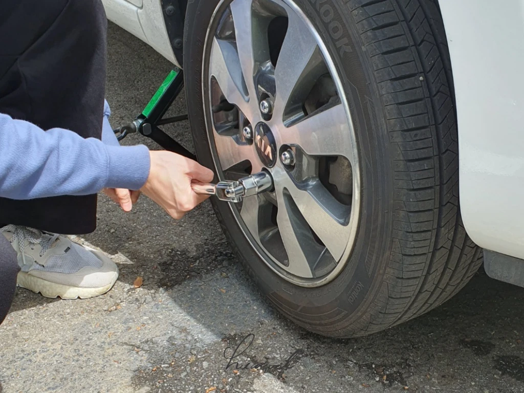 올뉴모닝 브레이크 가이드 핀 구리스 도포 작업 사진.